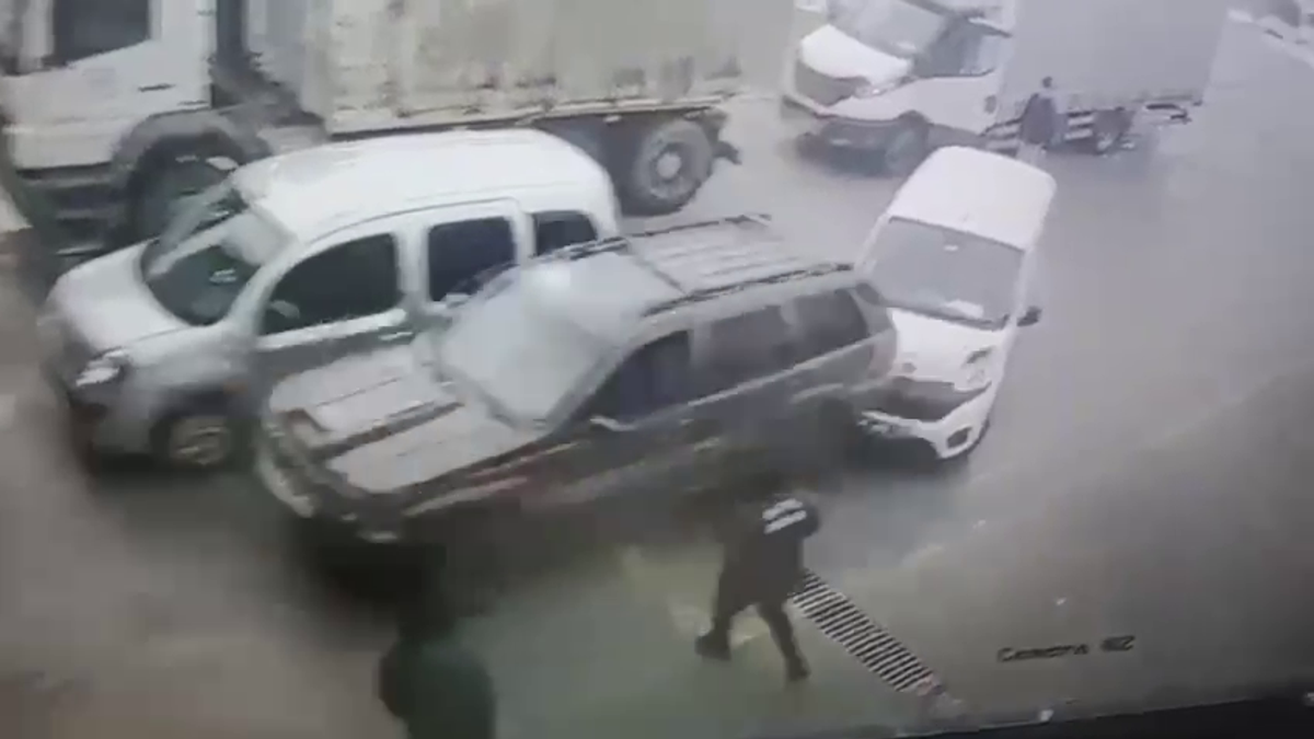 Düzce’de araç muayene istasyonunda 3 aracın hasar gördüğü kaza kamerada