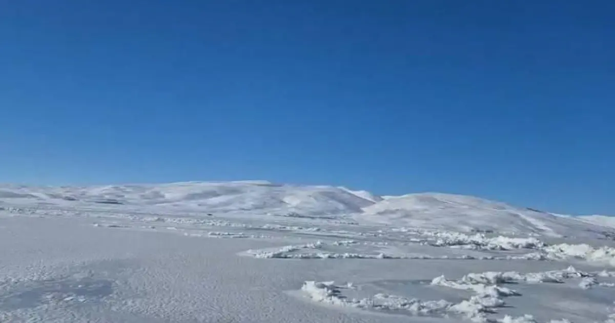 Eksi 30 dereceyle Çıldır Gölü’nün tamamı buz tuttu