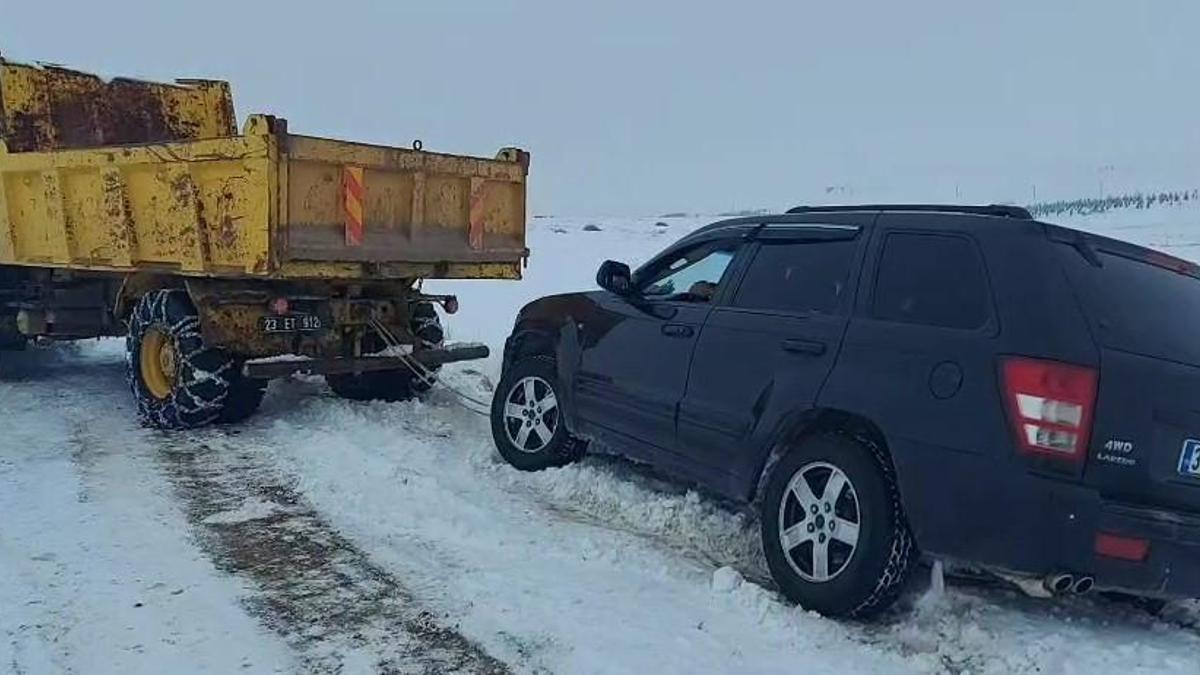 Elazığ’da karda mahsur kalan cip, kurtarıldı