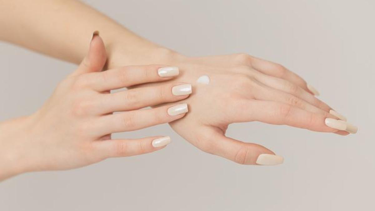 Eldeki çatlakları onarıyor, pürüzsüzleştiriyor! Uygulama sonrası pamuklu eldiven giyin