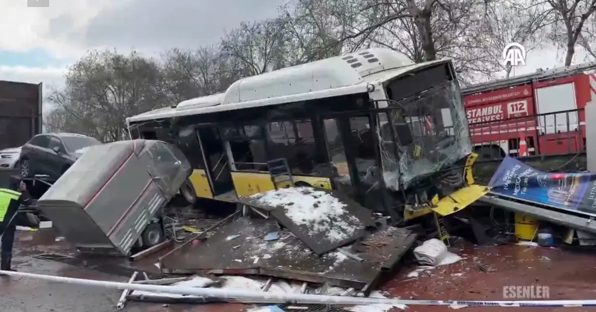 Esenler’de İETT otobüsü otoparka daldı