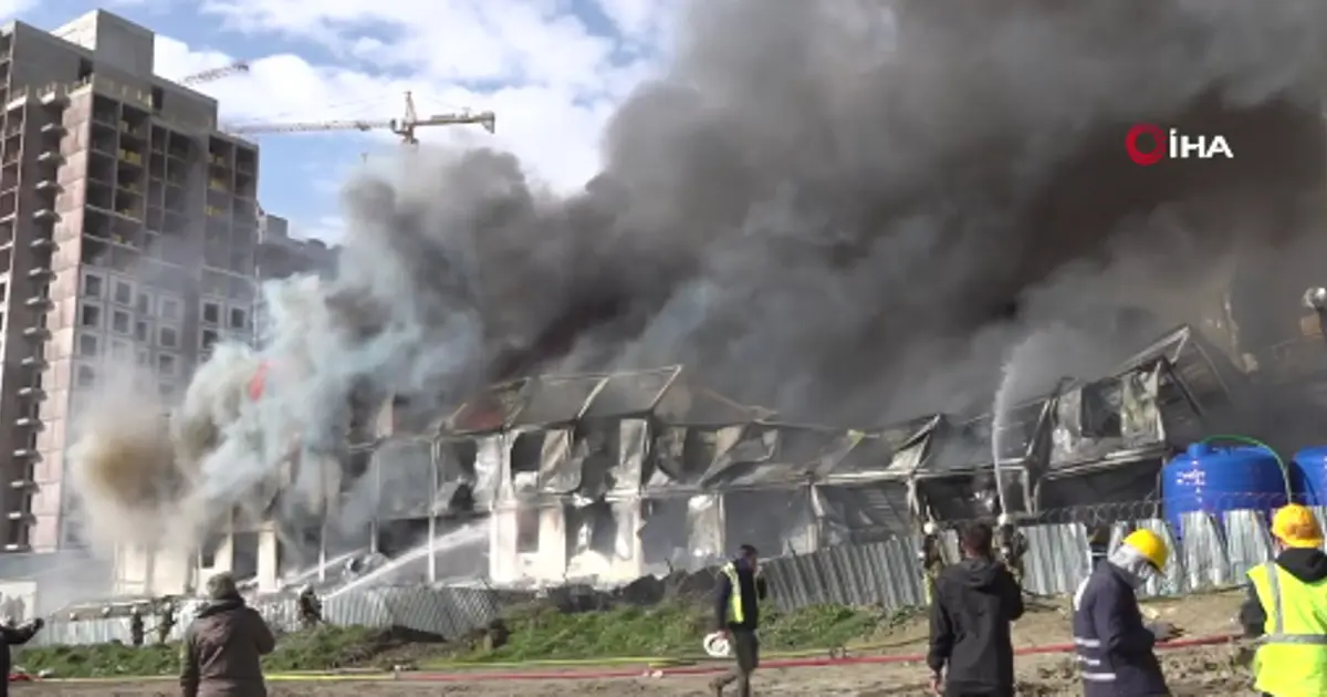 Esenyurt’ta işçi konteynerleri alev alev yanıyor