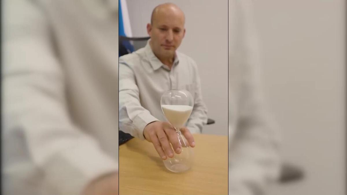 Eski İsrail Başbakanı Bennet’in kum saati detayı dikkat çekti: “Zamanı geldi” mesajı kime?