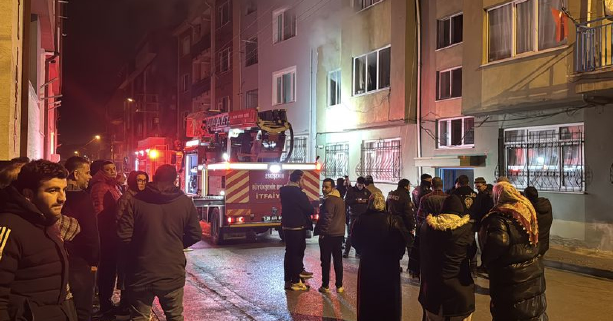 Eskişehir’de 3 katlı binada yangın çıktı