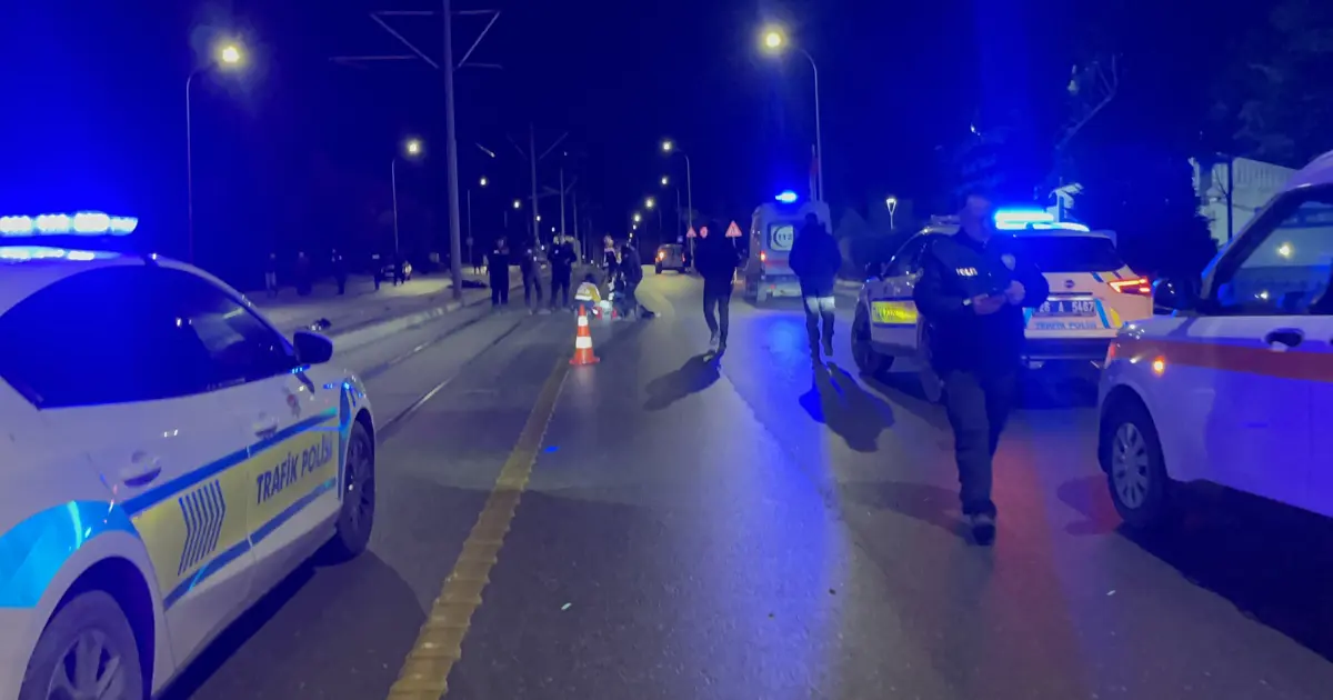Eskişehir’de feci kazada üç ölü. Otomobil tramvaydan inen yayalara çarpıp kaçtı