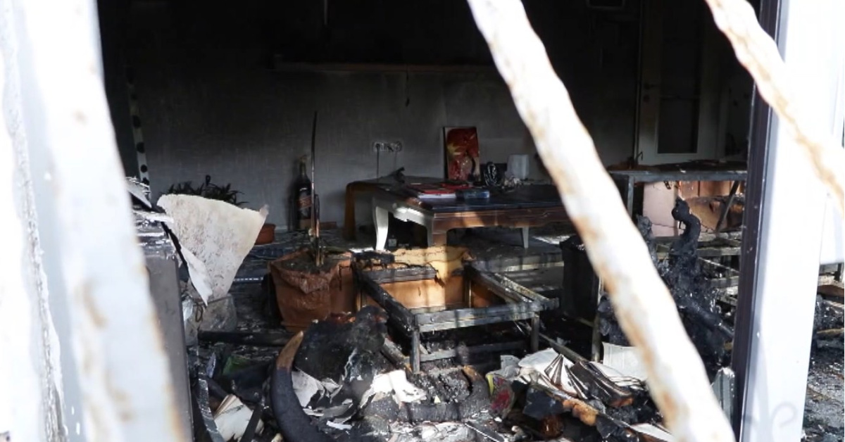 Evini ateşe verip, yangını izledi