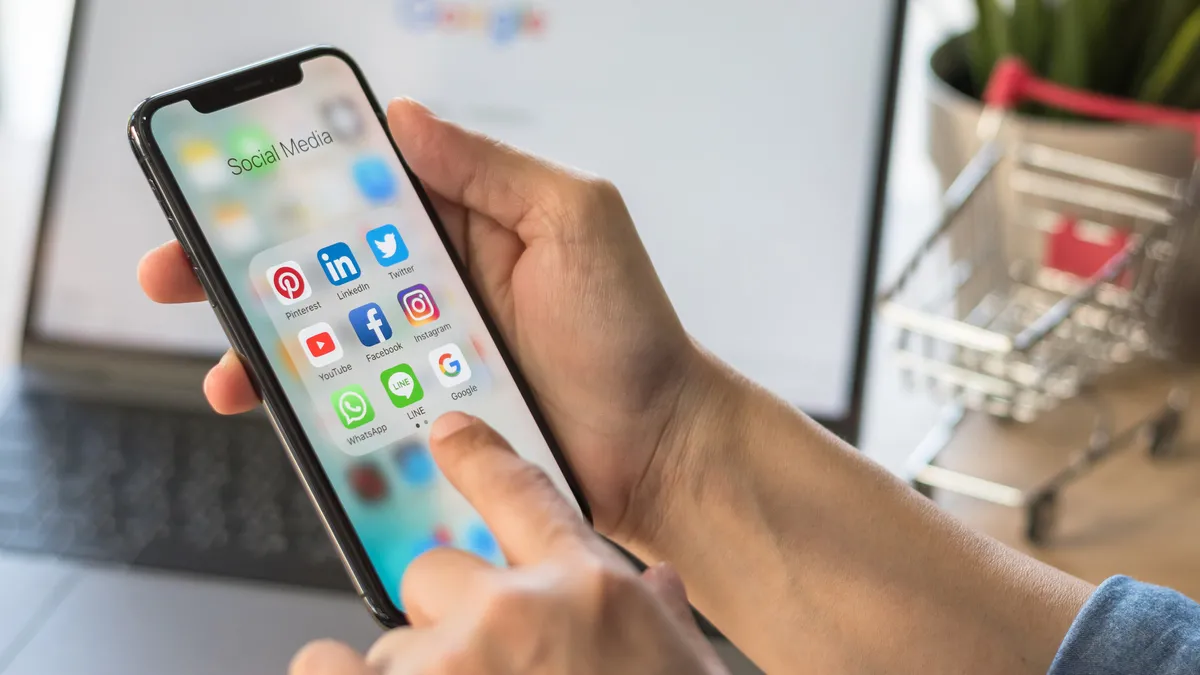 Fransa çocukları önceledi: Sosyal medyaya 15 yaş altı yasağı