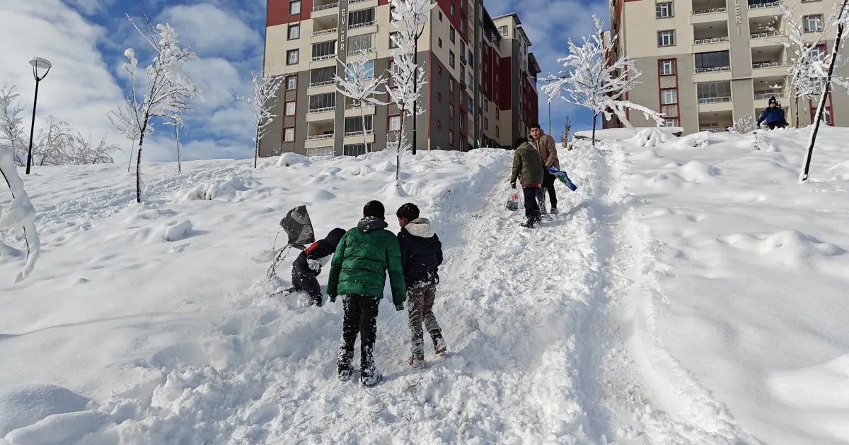Haberler peş peşe geliyor. Eğitime ara verilen kentler