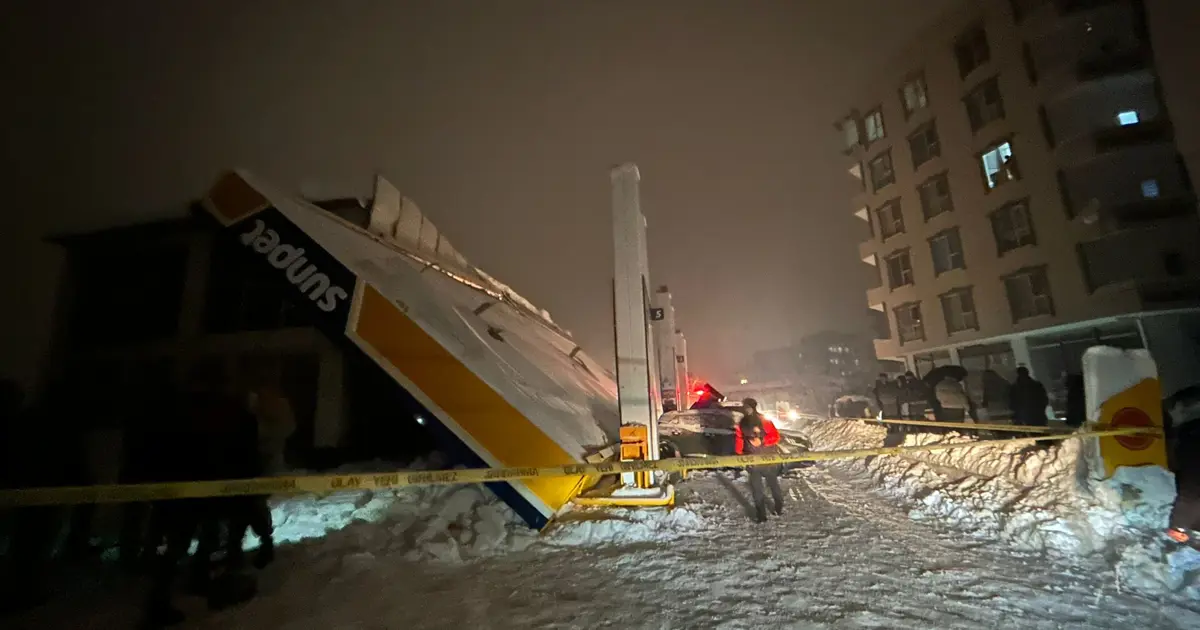 Hakkari’de akaryakıt istasyonunun çatısının çökmesi sonucu 8 kişi yaralandı