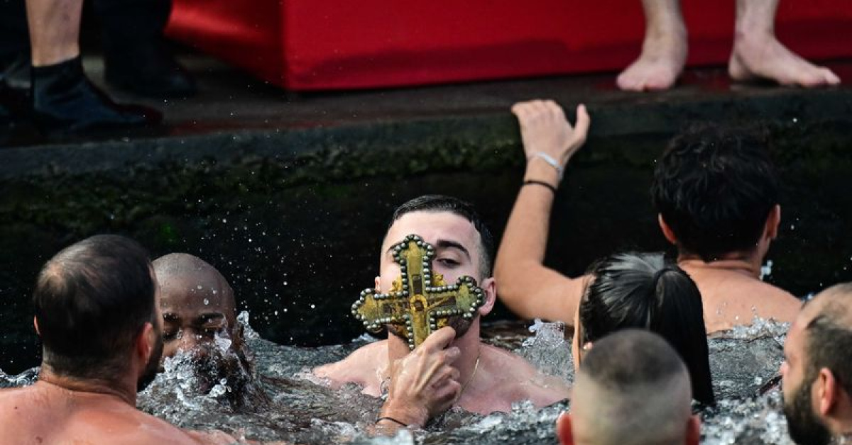 Haliç’te denizden haç çıkarma töreni