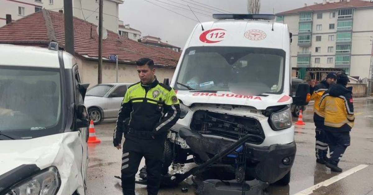 Hasta taşıyan ambulans kaza yaptı: 8 yaralı