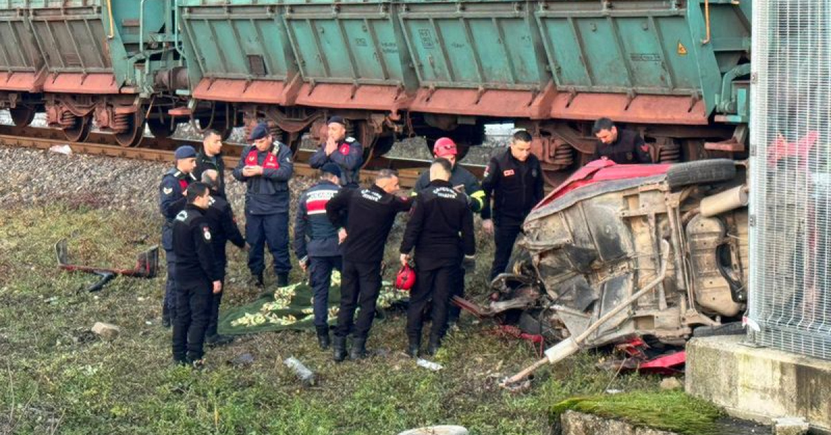 Hemzemin geçitte otomobile tren çarptı: 1 ölü