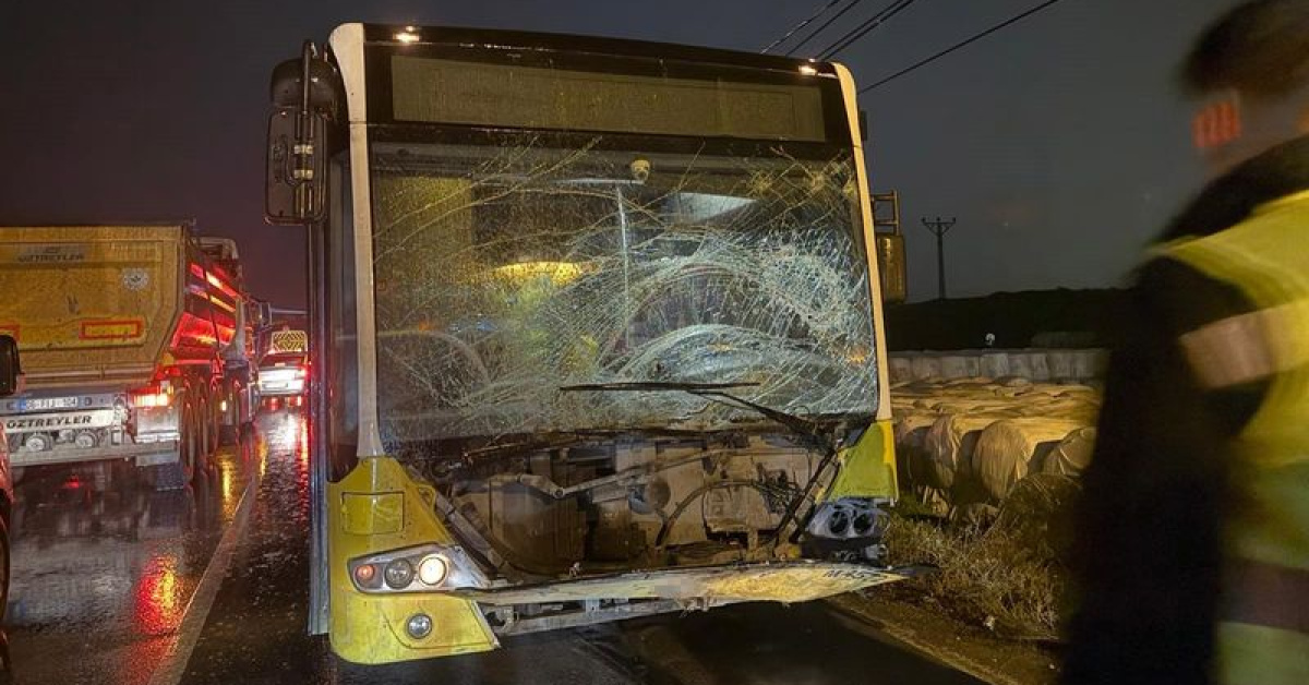 İETT otobüsü hafif ticari araçla çarpıştı: 1 ölü