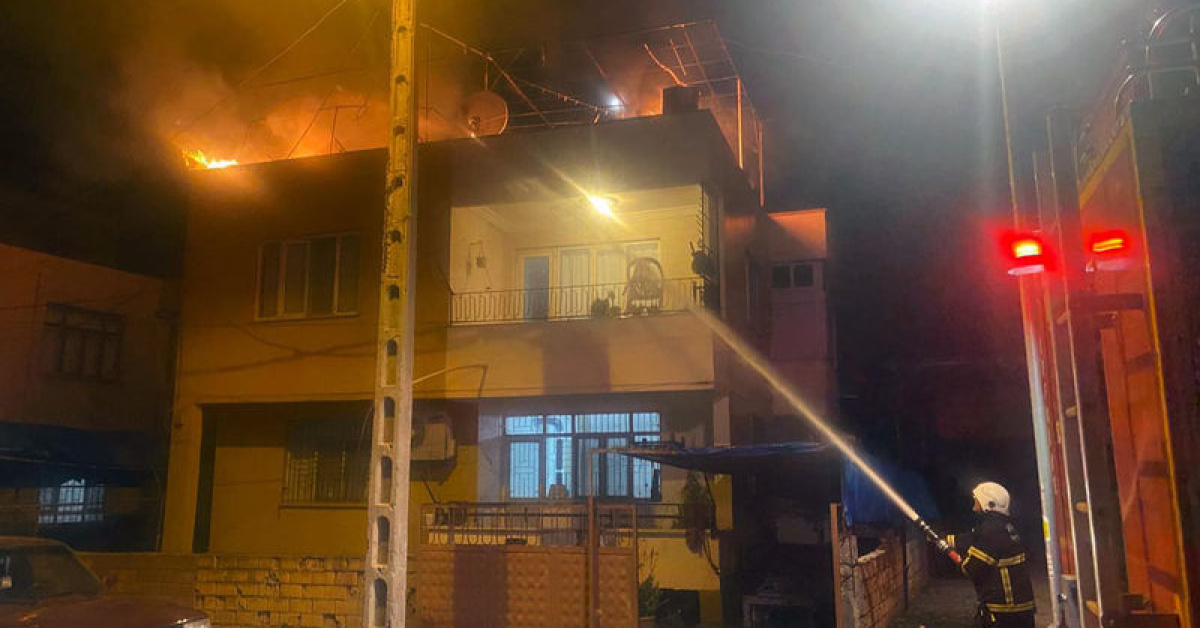 İki katlı evin terasında yangın