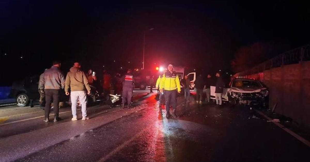 İki otomobil kafa kafaya çarpıştı: 2’si ağır 6 yaralı