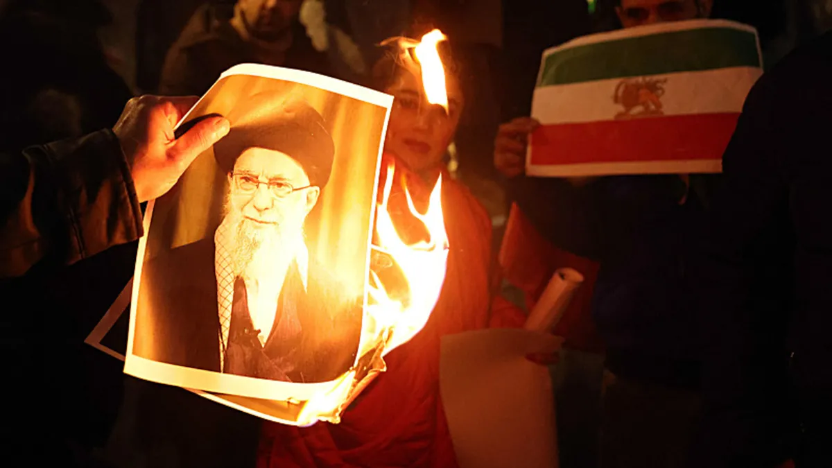 İngiliz gazetesinden flaş iddia: İranlı yetkililer rejimi kurtarmak için Hamaney’i feda mı edecek? Masada “Venezuela tarzı çözüm”