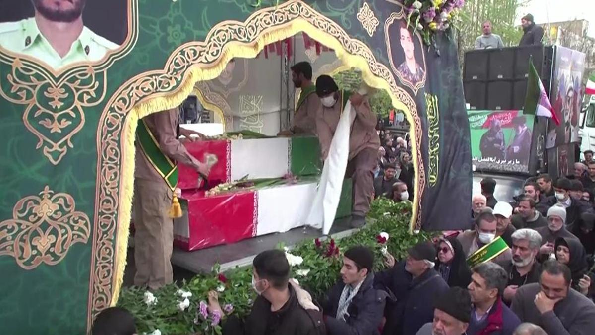 İran’da toplu cenaze töreni