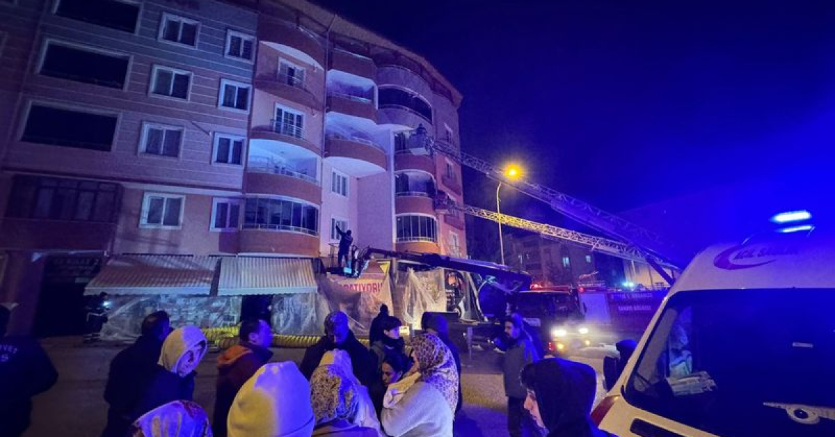 İş yerindeki yangında 5 kişi dumandan etkilendi