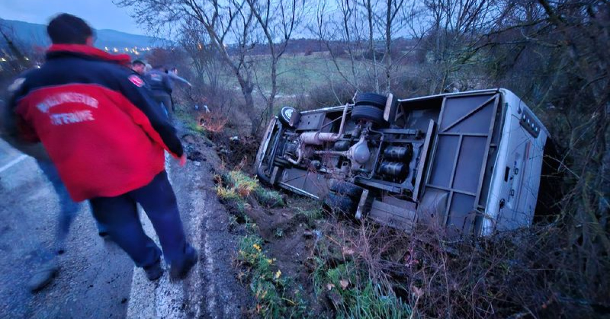 İşçileri taşıyan midibüs devrildi: 16 yaralı