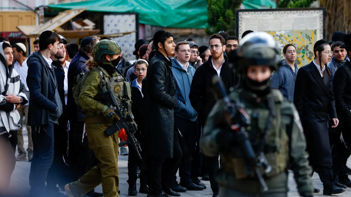 İsrail işgal güçleri, Batı Şeria’da 11 Filistinliyi gözaltına aldı