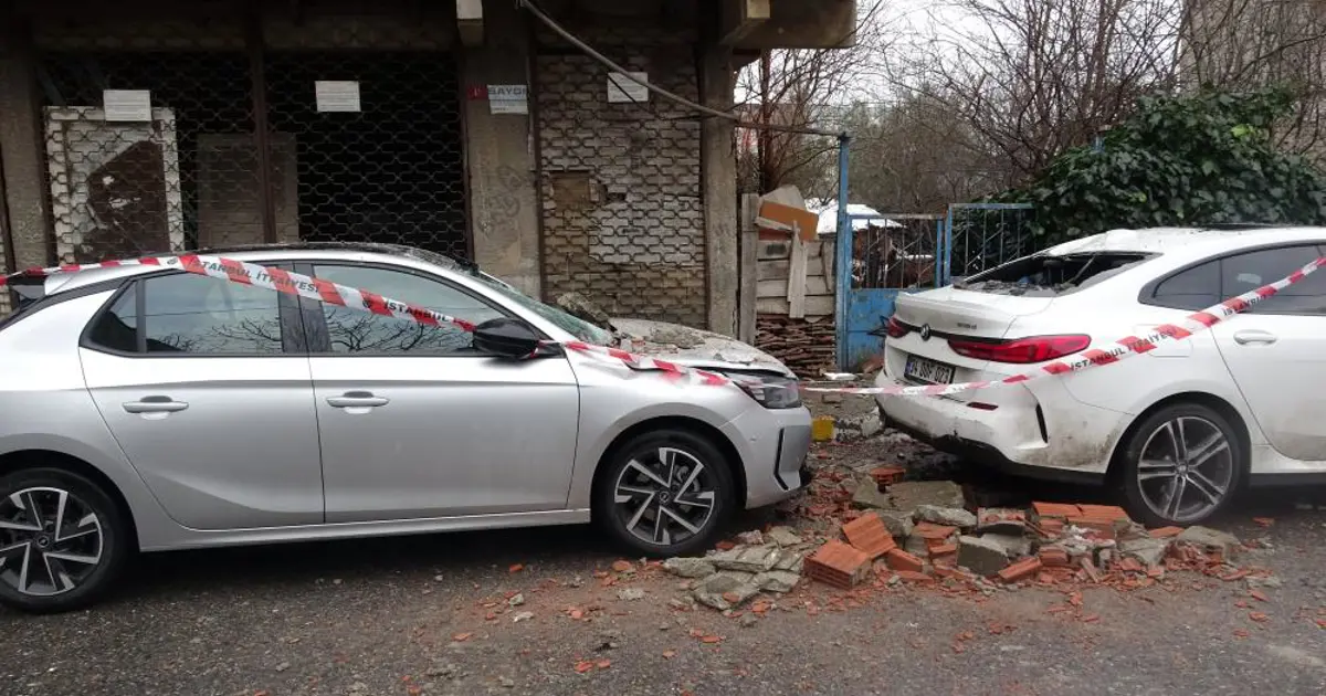İstanbul’da dört katlı binada balkon çöktü