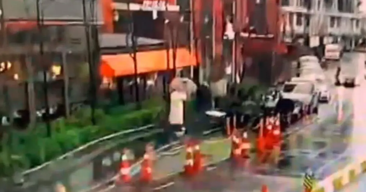 İstanbul’da fırtınada devrilen tabelanın altında kaldı