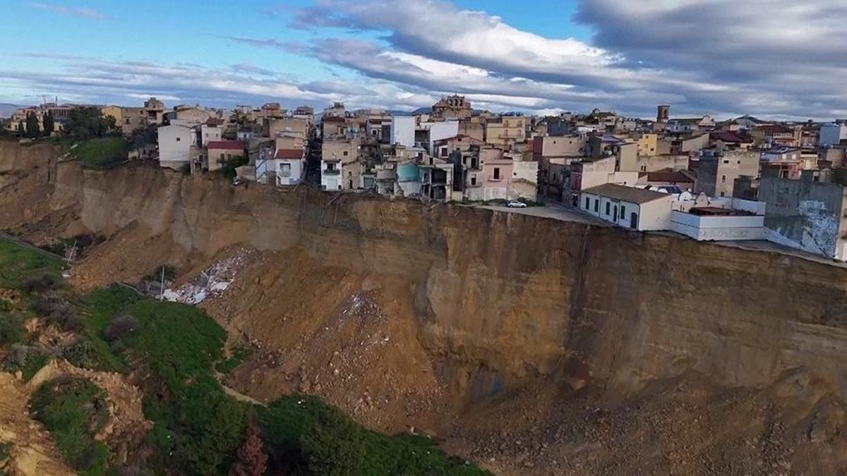 İtalya’da “Harry Kasırgası” felaketi… 4 kilometre uzunluğundaki hatta toprak kayması
