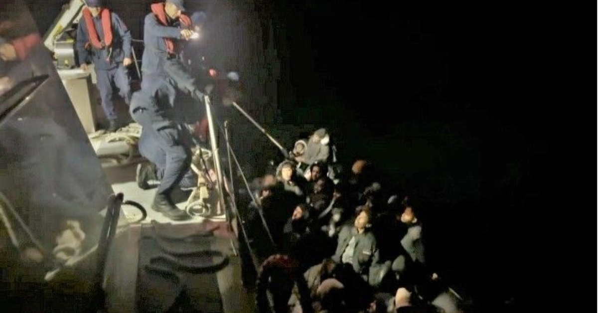 İzmir açıklarında 43 düzensiz göçmen yakalandı