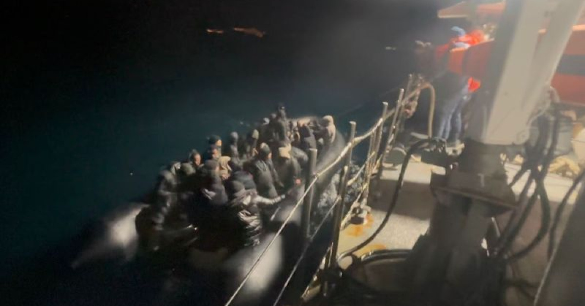 İzmir açıklarında 74 düzensiz göçmen yakalandı