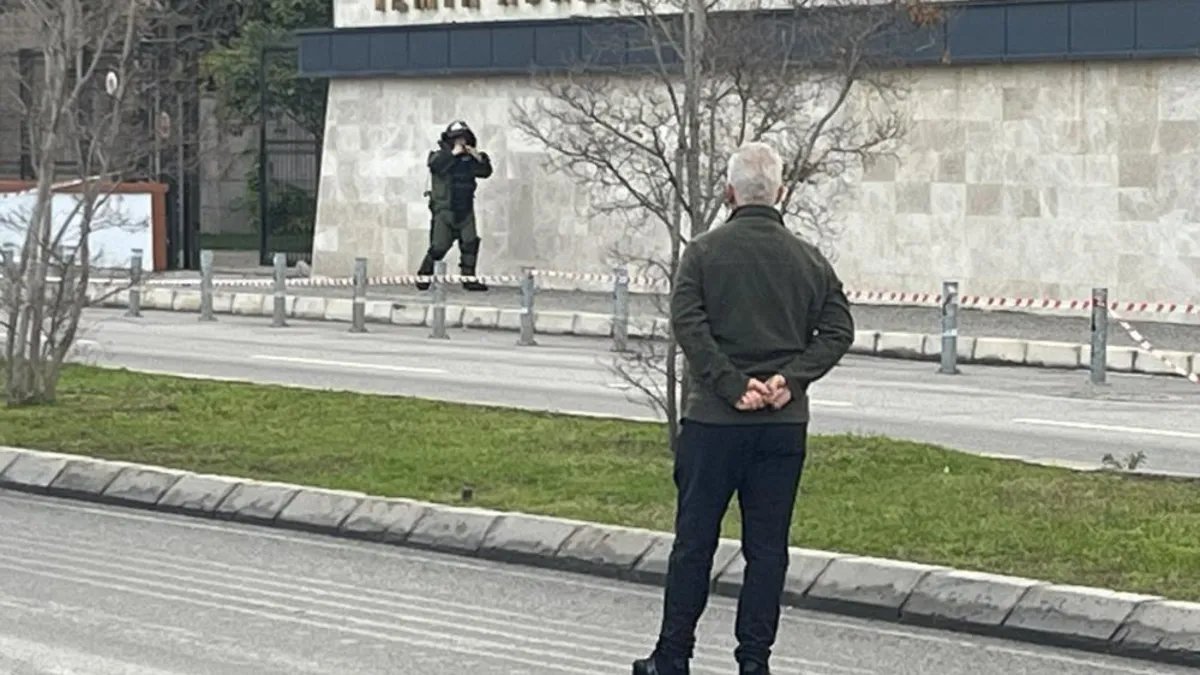 İzmir’de adliye önünde şüpheli paket paniği! Fünye ile patlatıldı