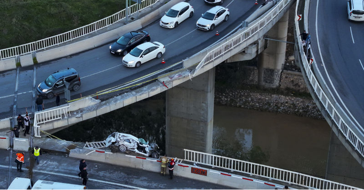 İzmir’de can pazarı! Araç viyadükte asılı kaldı