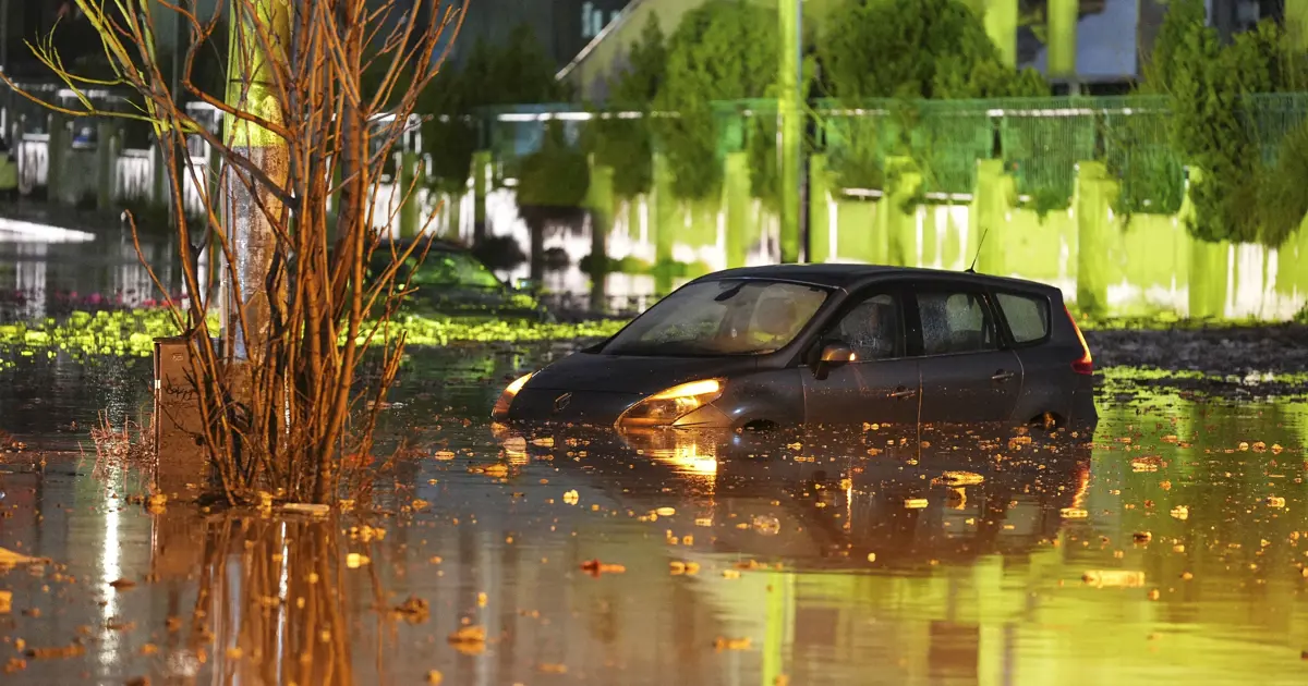 İzmir’i sağanak vurdu. Araçlar su altında kaldı