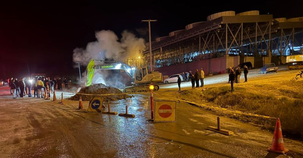 Jeotermal boru hattında buhar sızıntısı