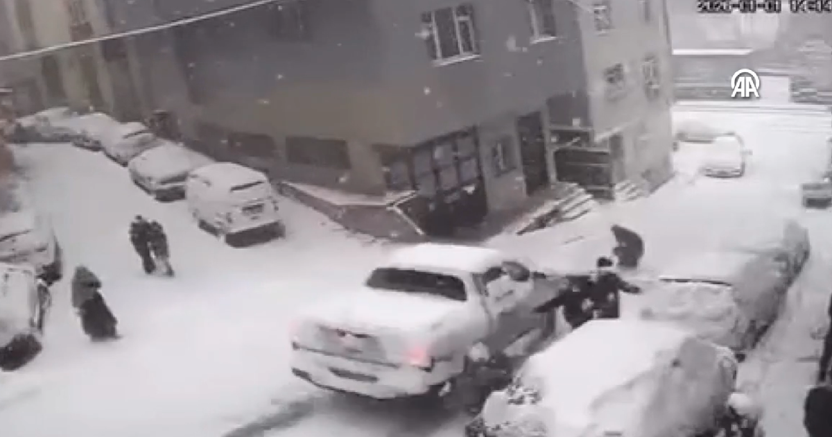 Kağıthane’de yokuşta kayan pikabın çarptığı 2 çocuk yaralandı