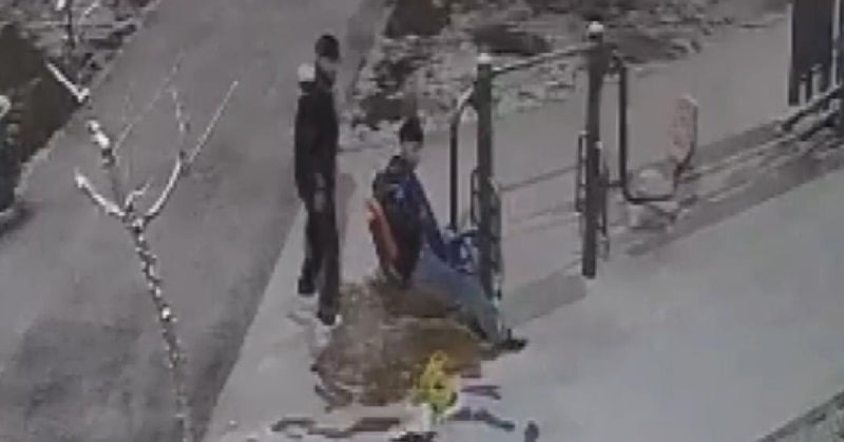 Kar altında parkta tıraş