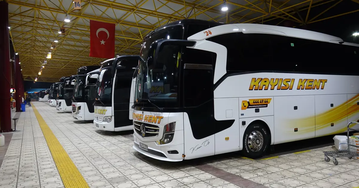 Kar yolları kesti, şehirlerarası otobüs seferleri durdu