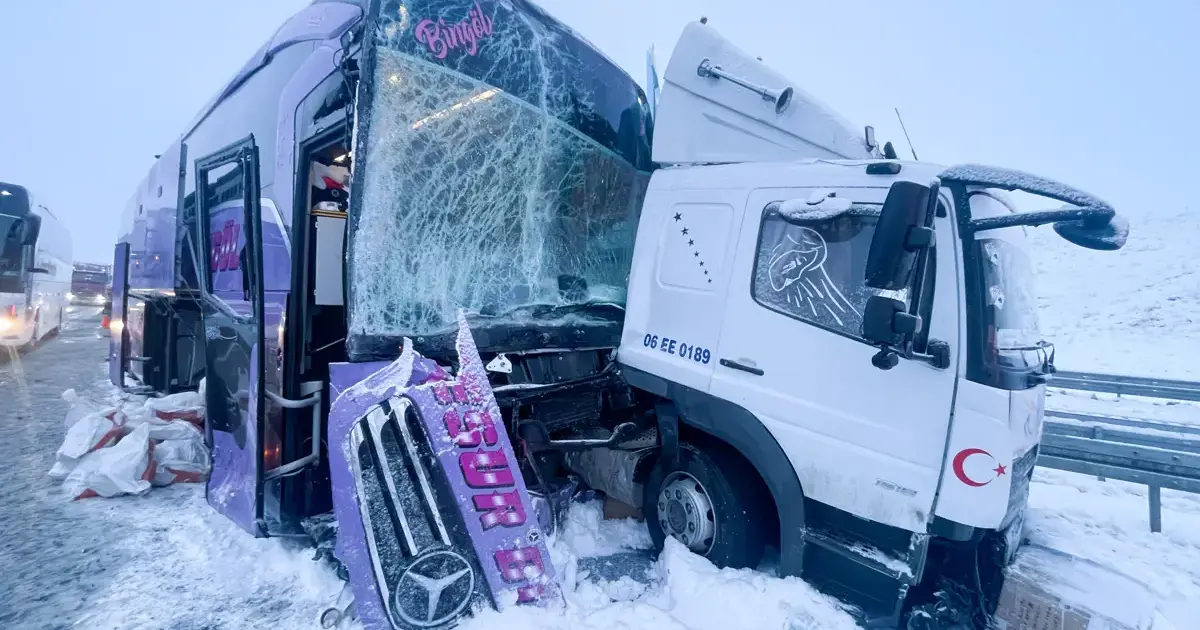 Kars’ta yolcu otobüsü kaza yaptı. Yaralılar var