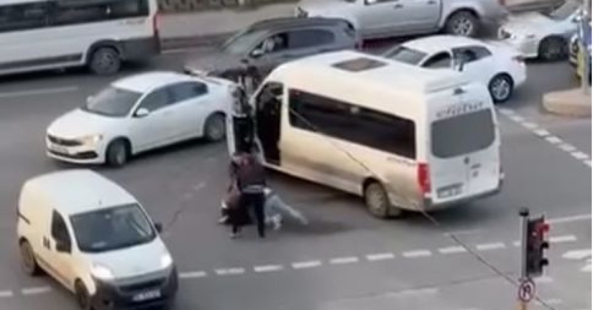 Kırmızı ışıkta yol verme kavgası