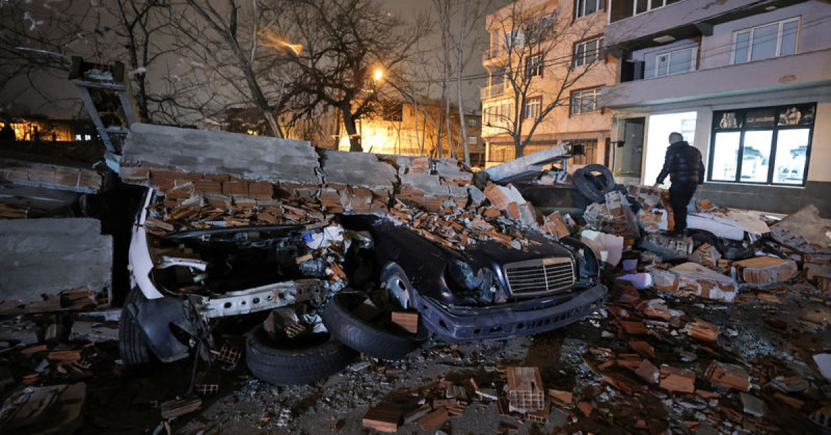 Kuvvetli rüzgar duvarı yıktı: 10 araç hasar gördü