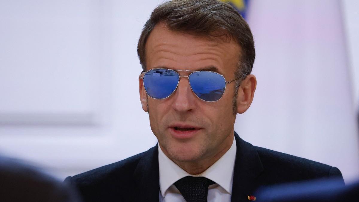Macron’un gözüne ne oldu? Gözlük taktı, sorunu espriyle anlattı