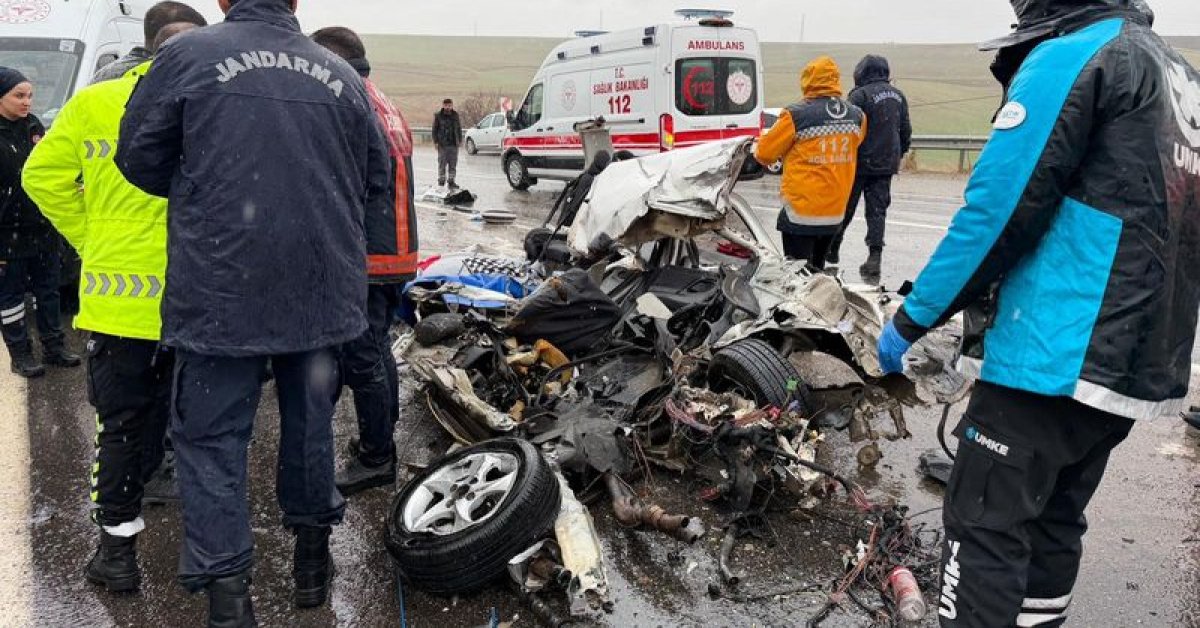 Otobüs otomobili kağıt gibi ezdi