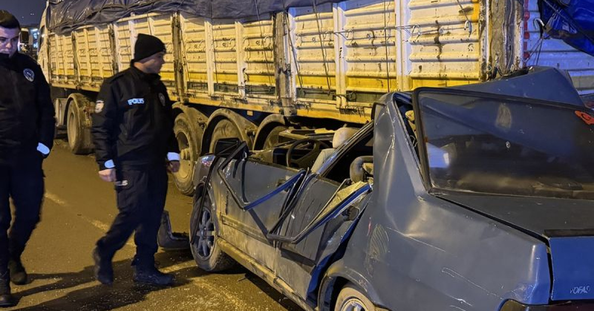 Otomobil TIR’a arkadan çarptı: 3 yaralı