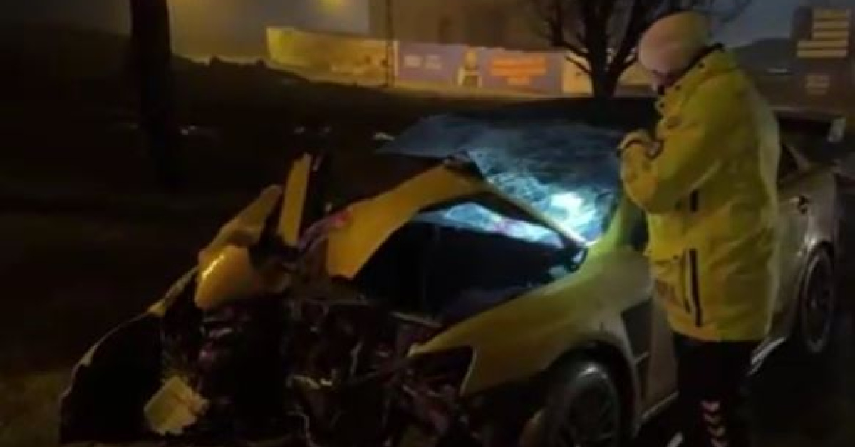 Otomobil elektrik direğine çarptı: 5 yaralı