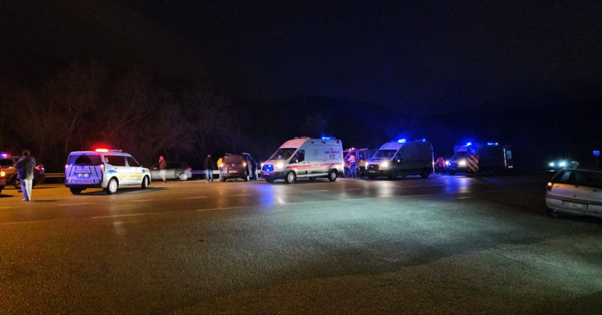 Otomobille hafif ticari araç çarpıştı: 5 yaralı