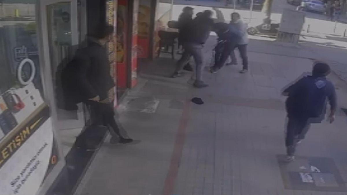 Oyuncak tabancalı soyguncuya esnaftan meydan dayağı