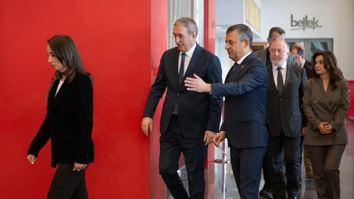 Özgür Özel YPG’nin taleplerine sahip çıktı | Sınır değil ihanet kapısı