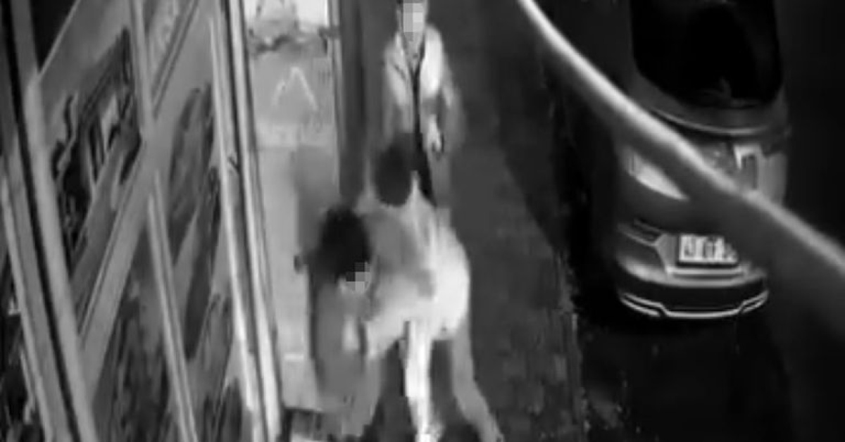 Şakalaşırken kırılan camın içine düştü