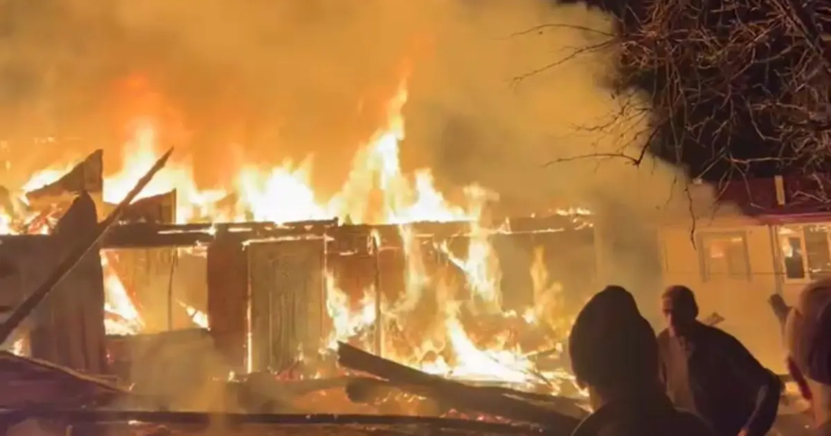 Samsun’da gece yarısı korkutan yangın. İki ev küle döndü