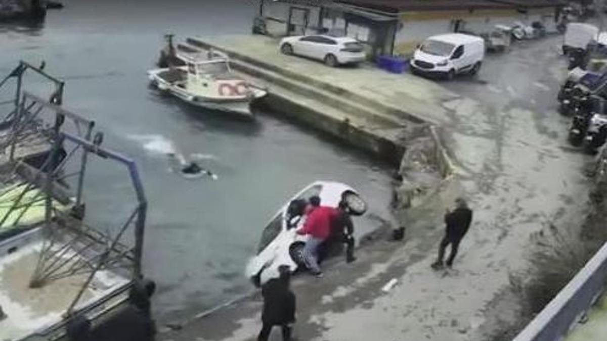 Sarıyer’de film gibi kurtarma! Otomobil denize uçtu