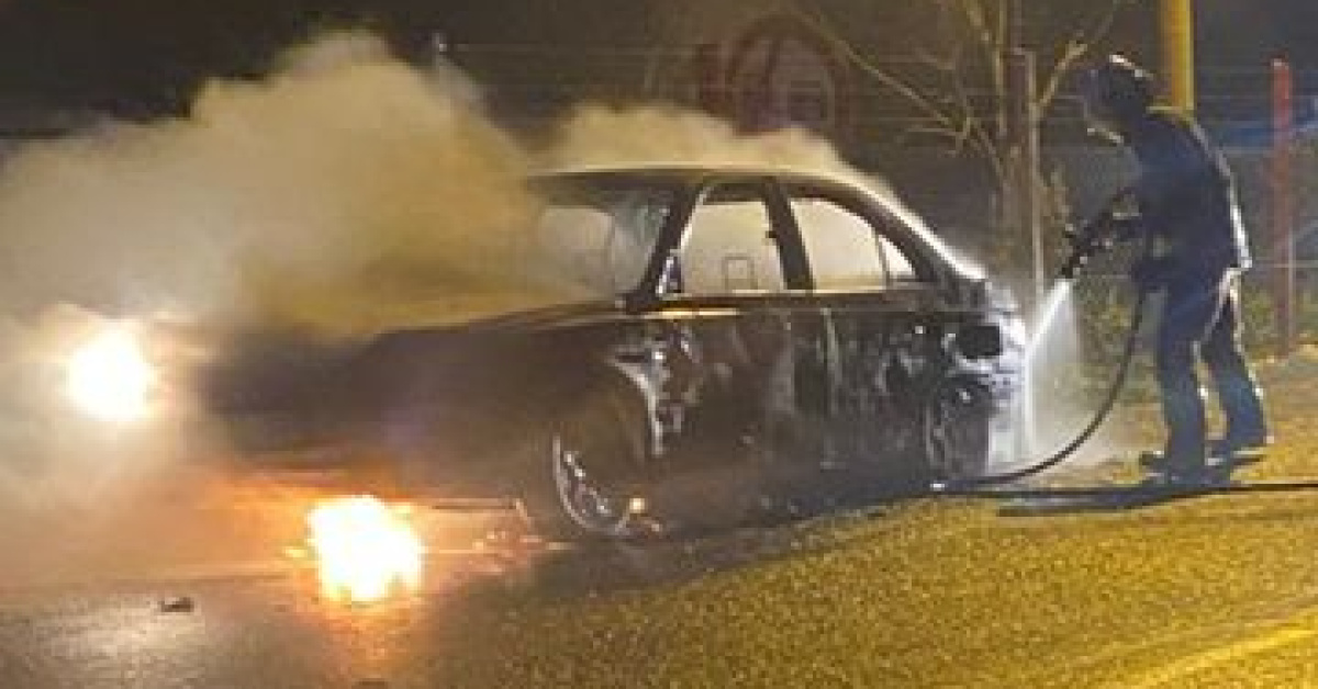 Seyir halindeki otomobil alev aldı